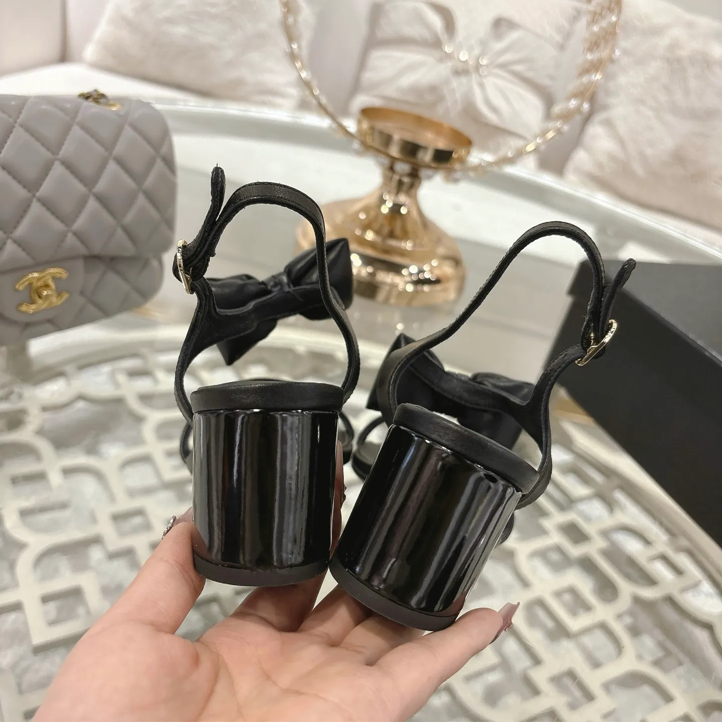 👟👟Ex-factory price 560👟👟 CHANEL 25ss spring and summer new counter top double C bow sandals. This classic design; bow with double C embellishment, playful and elegant, multiple color matching elements... Diversified mix and match is very beautiful and versatile, very light and comfortable on the feet, super delicate and elegant... ꫛꫀꪝ Go➫ Material: Upper: Original customized imported sheepskin Inner: Original custom-made sheepskin lining Outsole: Original custom-made Italian through-dyed genuine leather outsole Size: 35–40 (40 and 41 are custom-made and cannot be returned or exchanged)